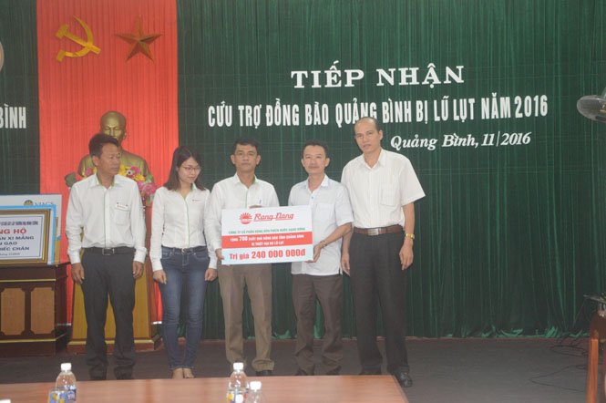 Đại diện Ban Cứu trợ tỉnh tiếp nhận hỗ trợ từ Công ty cổ phần Bóng đèn, phích nước Rạng đông Hà Nội 