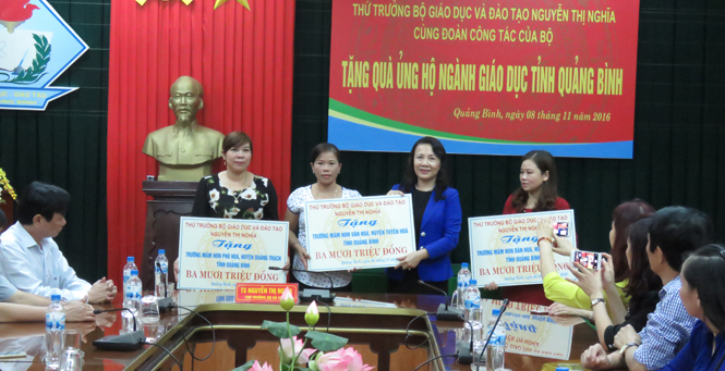Thứ trưởng Bộ Giáo dục-Đào tạo Nguyễn Thị Nghĩa trao quà hỗ trợ  cho các trường mầm non.