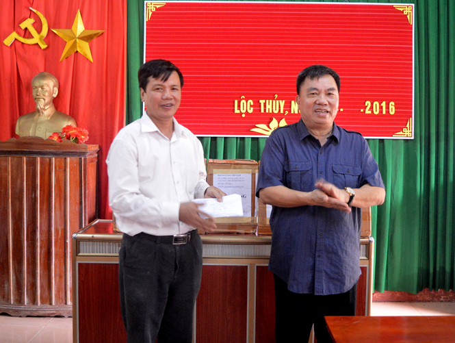 Lãnh đạo Hội xuất bản Việt Nam trao tiền và 370 đầu sách cho trường THCS Lộc Thủy, huyện Lệ Thủy.
