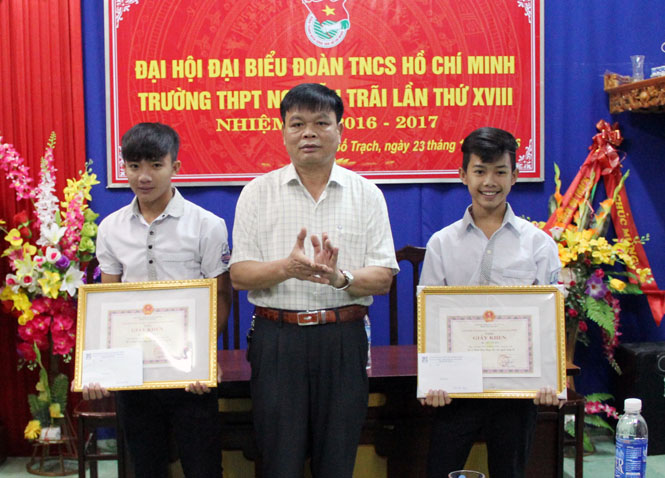 Lãnh đạo Sở GD-ĐT trao thưởng cho hai học sinh Hồ Văn Đức và Hồ Văn Thành.