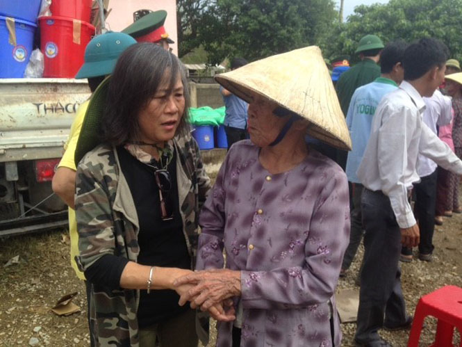 Bà Võ Hạnh Phúc, con gái Đại tướng Võ Nguyên Giáp trò chuyện với bà con thôn Vinh Quang, xã Sơn Thủy (Lệ Thủy)