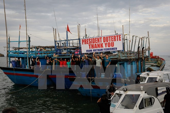 Các ngư dân Việt Nam sau khi được nhà chức trách Philippines trả tự do. (Nguồn: EPA/TTXVN)