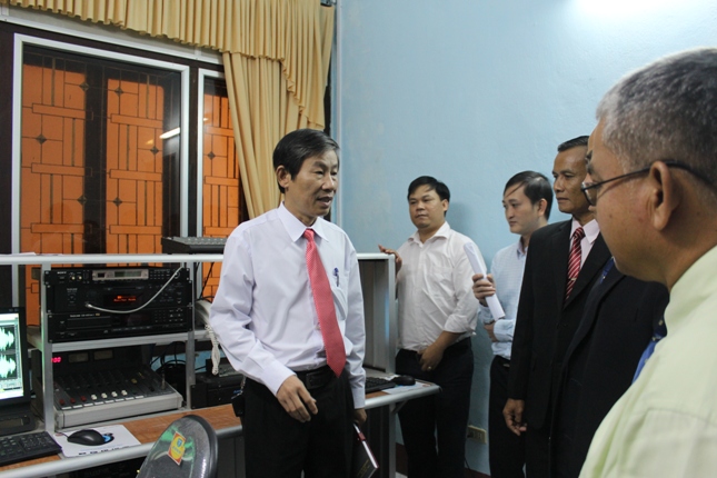 Đại diện lãnh đạo Đài Phát thanh – Truyền hình Quảng Bình giới thiệu quy trình sản xuất chương trình phát thanh, truyền hình và truyền dẫn phát sóng 