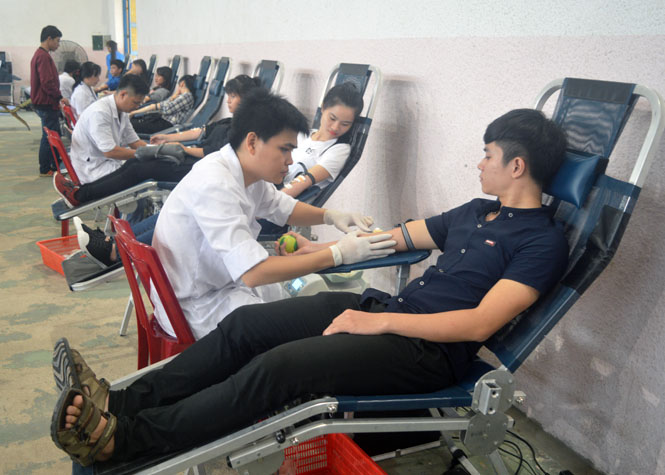 Hiến máu tình nguyện đợt 3 của sinh viên Trường đại học Quảng Bình.