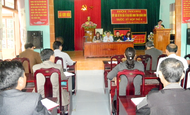 Các đại biểu HĐND tỉnh tiếp xúc cử tri huyện Tuyên Hoá tại hội trường UBND xã Kim Hoá.