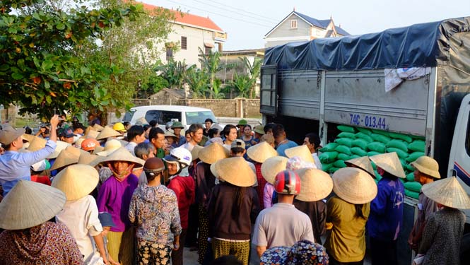 Với sự quan tâm, sẻ chia của những tấm lòng hảo tâm, nhiều hộ dân Quảng Hòa bị thiệt hại nặng do lũ lụt đã nhận được các phần quà hỗ trợ đầy ý nghĩa.