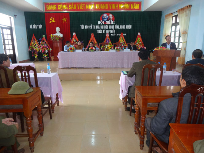 Đồng chí Trần Văn Tuân, Ủy viên Ban Thường vụ Tỉnh ủy, Chủ tịch Ủy ban MTTQVN tỉnh giải trình một số kiến nghị của cử tri tại xã Tân Thủy.