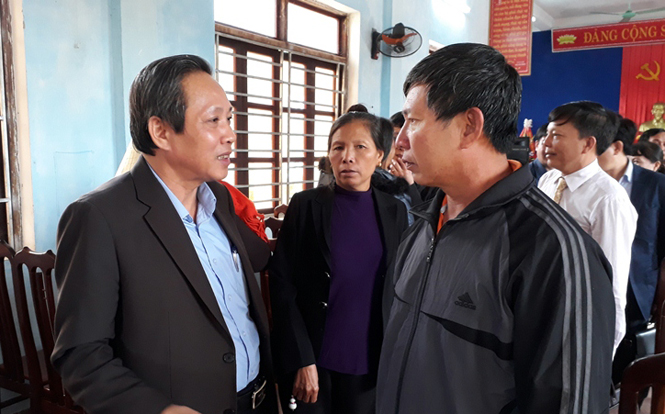 Đại biểu Hoàng Đăng Quang trao đổi với cử tri