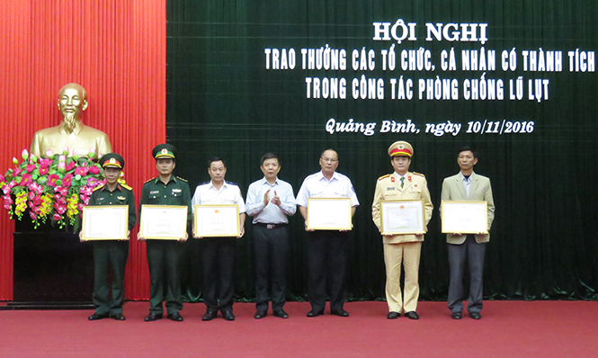 Đồng chí Nguyễn Hữu Hoài, Phó Bí thư Tỉnh ủy, Chủ tịch UBND tỉnh, trao bằng khen cho 6 tập thể có thành tích xuất sắc trong ứng phó và khắc phục hậu quả lũ lụt tháng 10-2016.