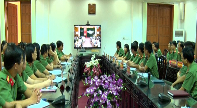 Ảnh 7 : Đảng bộ Văn phòng Công an tỉnh học tập chuyên đề Chỉ thị 05-CT/TW qua truyền hình trực tiếp của Đài PT-TH Quảng Bình.