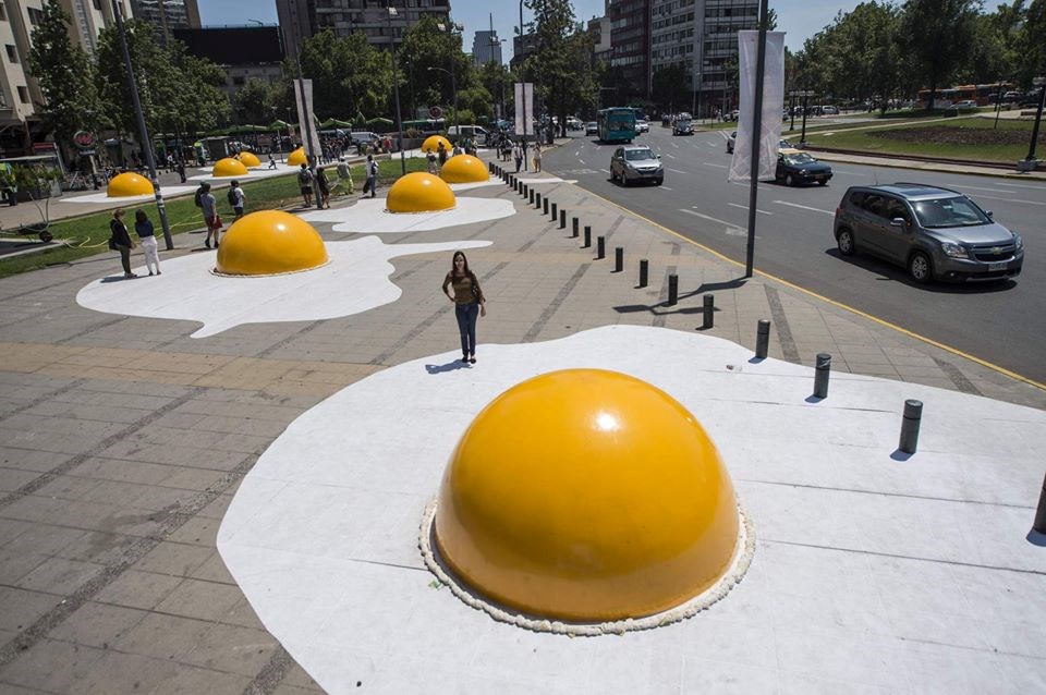 Nghệ sỹ Hà Lan Henk Hofsta đã 'thiết đãi' người dân thành phố Santiago (Chile) một bữa tiệc trứng khổng lồ từ trên trời rơi xuống. (Nguồn: CCTVNews)