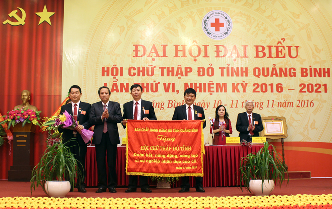 Đồng chí Hoàng Đăng Quang thay mặt lãnh đạo tỉnh tặng Đại hội bức trướng mang nội dung: “: “Đoàn kết, năng động, sáng tạo, vì sự nghiệp nhân đạo cao cả”.