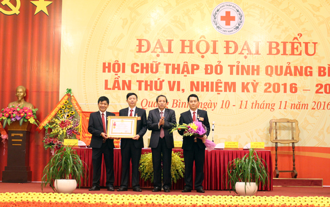 Đồng chí Hoàng Đăng Quang, Bí thư Tỉnh ủy  trao Huân chương Lao động Hạng nhất cho Hội CTĐ Quảng Bình.