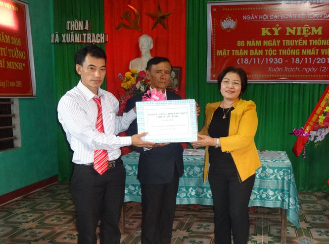  Đồng chí Nguyễn Thị Thanh Hương, UVTVTU, Phó Chủ tịch HĐND tỉnh tặng quà cho khu dân cư thôn 4 xã Xuân Trạch