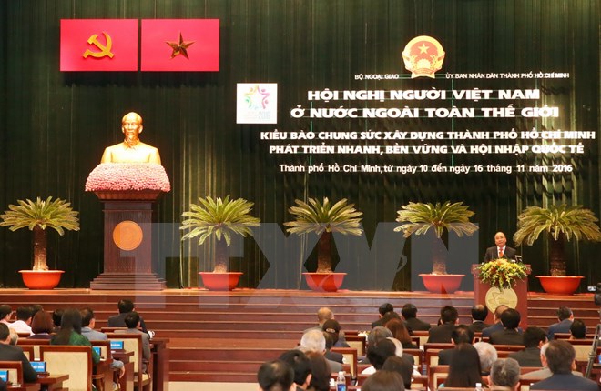 Thủ tướng Nguyễn Xuân Phúc đến dự và phát biểu tại Hội nghị Người Việt Nam ở nước ngoài trên thế giới năm 2016. (Ảnh: Thống Nhất/TTXVN)