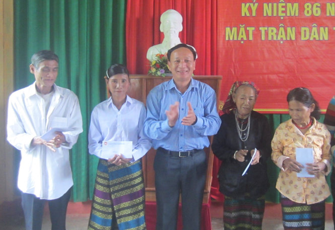 Đồng chí Trần Hải Châu, Ủy viên Thường vụ, Trưởng Ban Nội chính Tỉnh ủy tặng quà cho người dân bản Tăng Ký.