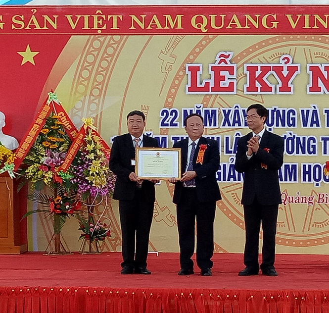 Trao bằng khen của Tổng liên đoàn lao động Việt Nam cho  tập thể có thành tích xuất sắc.