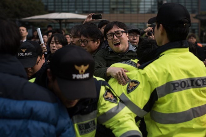 Một cuộc biểu tình kêu gọi bà Park Geun-hye từ chức. (Ảnh: AFP)