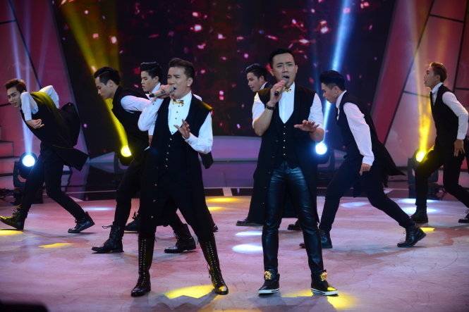 Giám khảo Đàm Vĩnh Hưng và MC Trấn Thành cũng trổ tài nhảy múa với ca khúc Tàn tro phối theo phiên bản nhạc dance