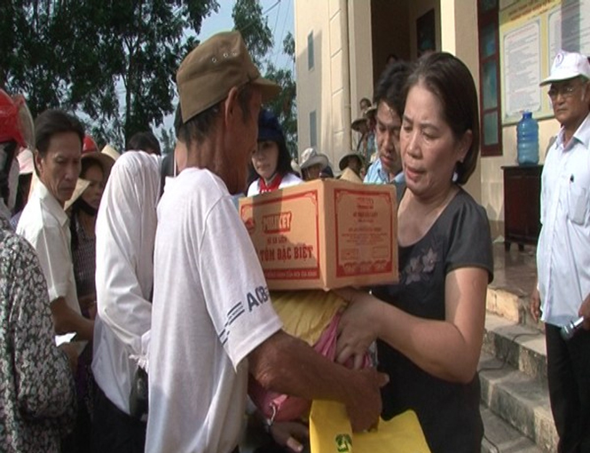 Cán bộ Mặt trận huyện Quảng Ninh trực tiếp trao quà hỗ trợ cho bà con trên địa bàn.