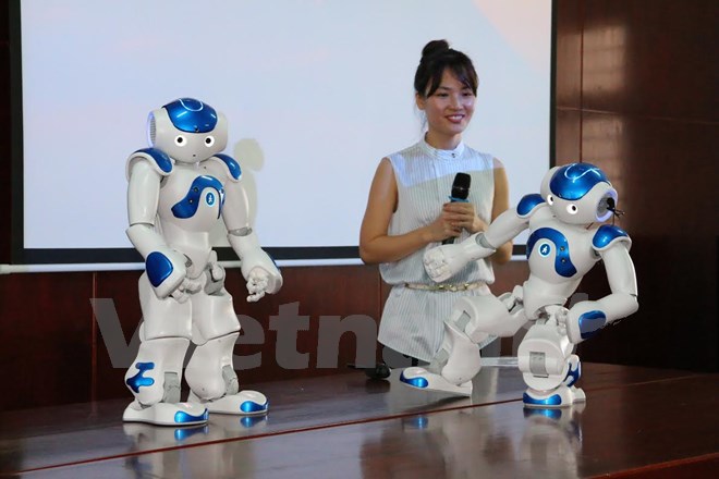 Robot NAO đang biểu diễn và giao lưu với sinh viên. (Ảnh: Sỹ Tuyên/Vietnam+)