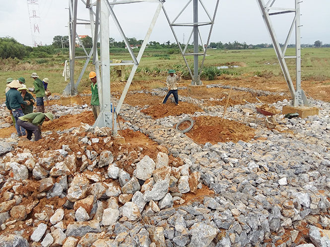 Lực lượng công nhân đã đắp lại đất bị trôi và gia cố kè móng tại vị trí 188 đường dây 220kV Vũng Áng - Ba Đồn - Đồng Hới.