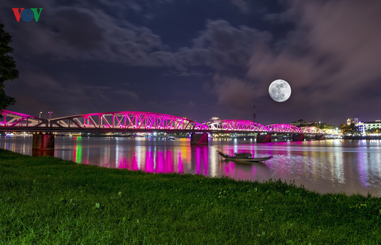 Từ sớm mọi người đã kéo nhau ra 2 bên bờ sông Hương (thành phố Huế) để cùng ngắm siêu trăng. Vị trí ngắm siêu trăng thuận tiện là bờ Bắc của dòng sông.
