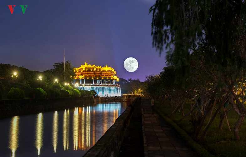   Siêu trăng trên thành phố Huế.