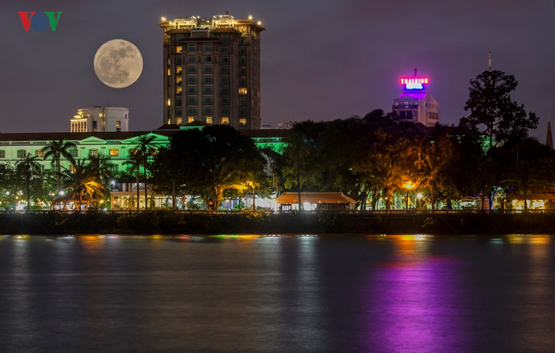 Siêu trăng trên thành phố Huế.