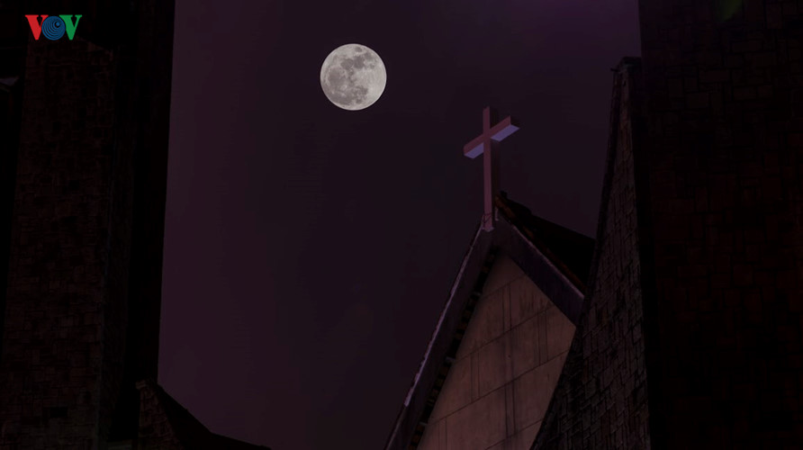  Siêu trăng bên tháp nhà thờ.