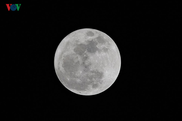  Cận cảnh siêu mặt trăng chụp từ sân thượng một ngôi nhà ở Huế.