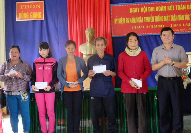 Đồng chí Trần Tiến Dũng, Tỉnh ủy viên, Phó Chủ tịch UBND tỉnh tặng quà thôn Đồng Giang và các gia đình có hoàn cảnh khó khăn của địa phương.