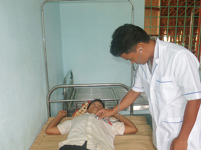 Cán bộ cơ sở 2 của Trạm y tế xã Trọng Hóa đang khám cho bệnh nhân.
