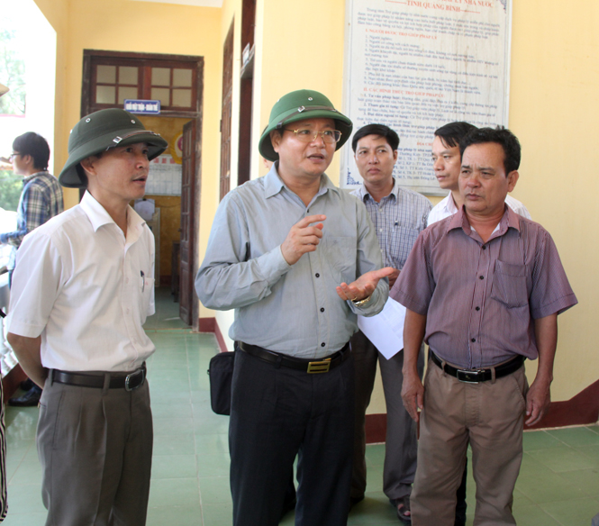 Đồng chí Lê Minh Ngân, Phó Chủ tịch UBND tỉnh kiểm tra tình hình triển khai kế hoạch chi trả bồi thường cho người dân bị thiệt hại do sự cố môi trường biển tại xã Ngư Thủy Trung (Lệ Thủy).