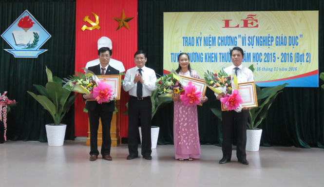 Đồng chí Trần Tiến Dũng, Tỉnh uỷ viên, Phó Chủ tịch UBND tỉnh trao  Bằng khen của Thủ tướng Chính phủ cho các thầy cô giáo có thành tích xuất sắc từ năm học 2011-2012 đến năm học 2015-2016.