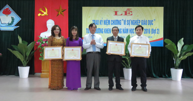 Đồng chí Đinh Quý Nhân, Tỉnh ủy viên, Giám đốc Sở GD-ĐT, trao Bằng khen cho các tập thể và cá nhân có thành tích tiêu biểu xuất sắc trong năm học 2015-2016.