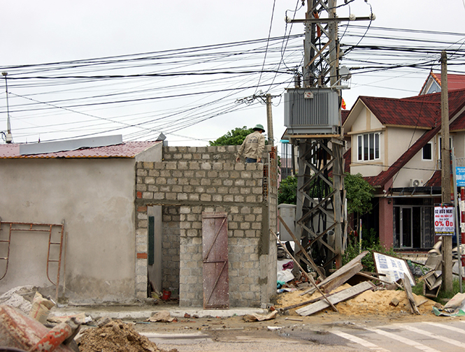 Công trình xây dựng của hộ ông Bùi Văn Hóa sát trạm biến áp.