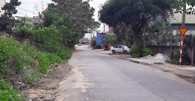 Vật liệu xây dựng đổ ngổn ngang gây mất mỹ quan và an toàn giao thông trên vỉa hè tuyến đường Hồ Biểu Chánh (đường Trạm cân cũ) tại thôn 16, xã Lộc Ninh.
