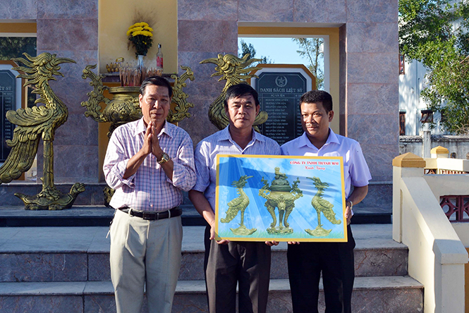 Ông Mai Văn Sự trao tặng bộ lư hương đặt tại Nghĩa trang liệt sỹ xã Hải Ninh.