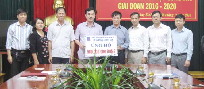 Đại diện Liên đoàn lao động tỉnh tiếp nhận số tiền 500 triệu đồng từ Tổng công ty cổ phần Dịch vụ - Kỷ thuật Dầu khí Việt Nam