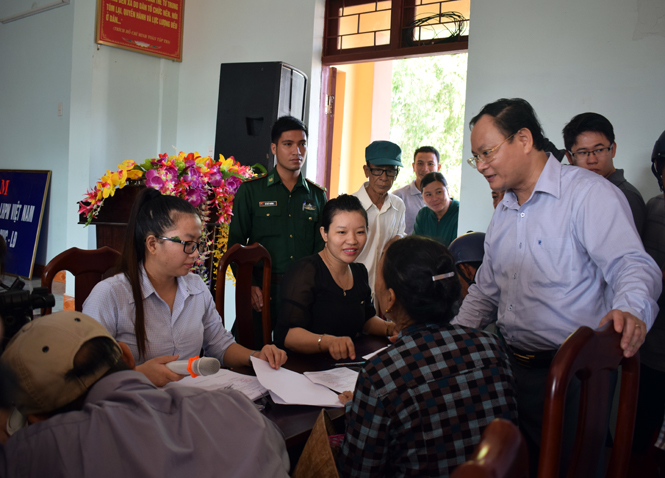 Đồng chí Lê Minh Ngân, Phó Chủ tịch UBND tỉnh kiểm tra tình hình chi trả bồi thường cho người dân bị thiệt hại do sự cố môi trường biển tại phường Quảng Phúc (Thị xã Ba Đồn)