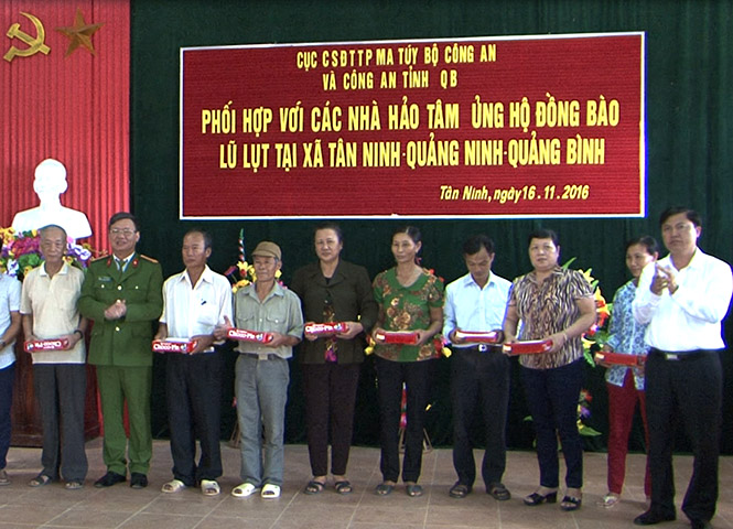 Đoàn cứu trợ tặng quà cho người dân xã Tân Ninh, huyện Quảng Ninh