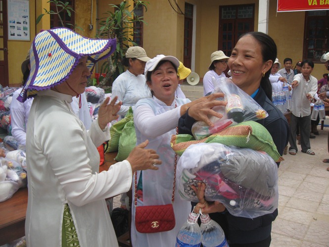  Đoàn đã trao 300 suất quà cho người dân xã Quảng Lưu, huyện Quảng Trạch