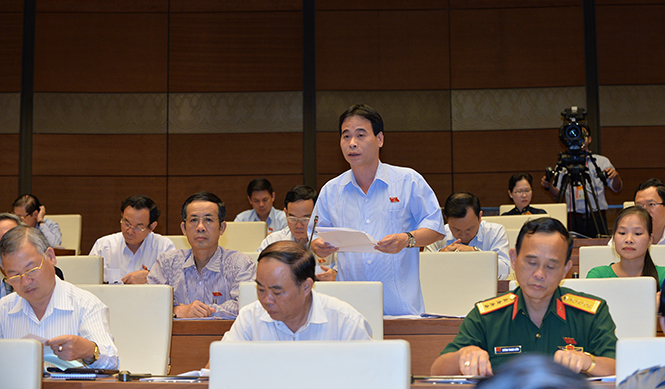 Đại biểu Nguyễn Mạnh Cường, Phó Chủ nhiệm Ủy ban Tư pháp, đại biểu Quốc hội tỉnh Quảng Bình phát biểu góp ý dự thảo dự án Luật Đấu giá tài sản.