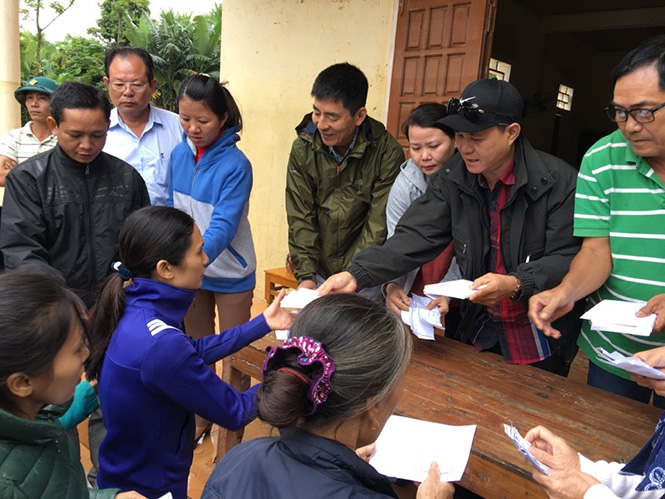 Đại diện Công ty TNHH Chang Shin Việt Nam trao quà hỗ trợ cho bà con vùng lũ