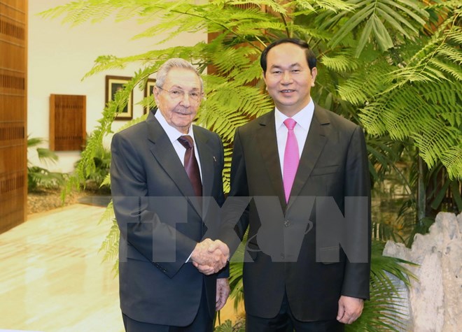 Chủ tịch Cuba Raul Castro đón Chủ tịch nước Trần Đại Quang. (Ảnh: Nhan Sáng/TTXVN)