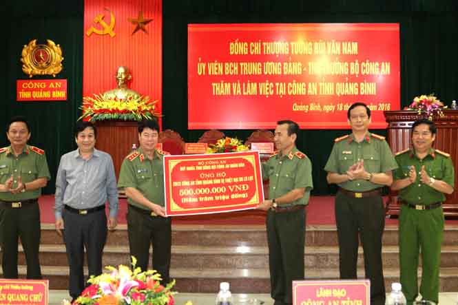 Thượng tướng Bùi Văn Nam, Ủy viên Trung ương Đảng, Thứ trưởng Bộ Công an hỗ trợ Công an tỉnh 500 triệu đồng.
