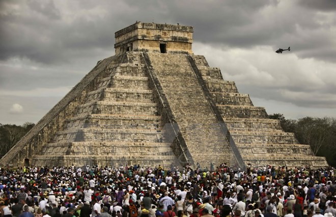 Hàng nghìn du khách thăm quan kim tự tháp Kukulkán ở thành phố cổ Chichén Itzá, bang Yucatan ngày 21-3. (Nguồn: AFP/TTXVN)