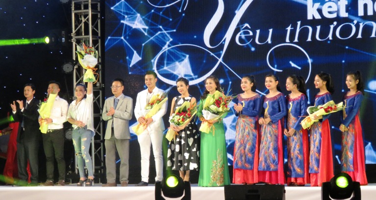 Ông Nguyễn Bá Hải, Giám đốc MobiFone Quảng Bình tặng hoa cho các nghệ sĩ tham gia chương trình