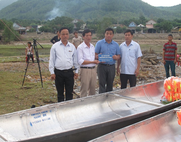  Đại diện cộng đồng người Việt tại Liên bang Nga trao thuyền cho các xã vùng lũ 